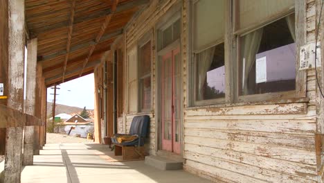 The-facade-of-an-old-bar-or-diner-sits-in-the-Mojave-desert