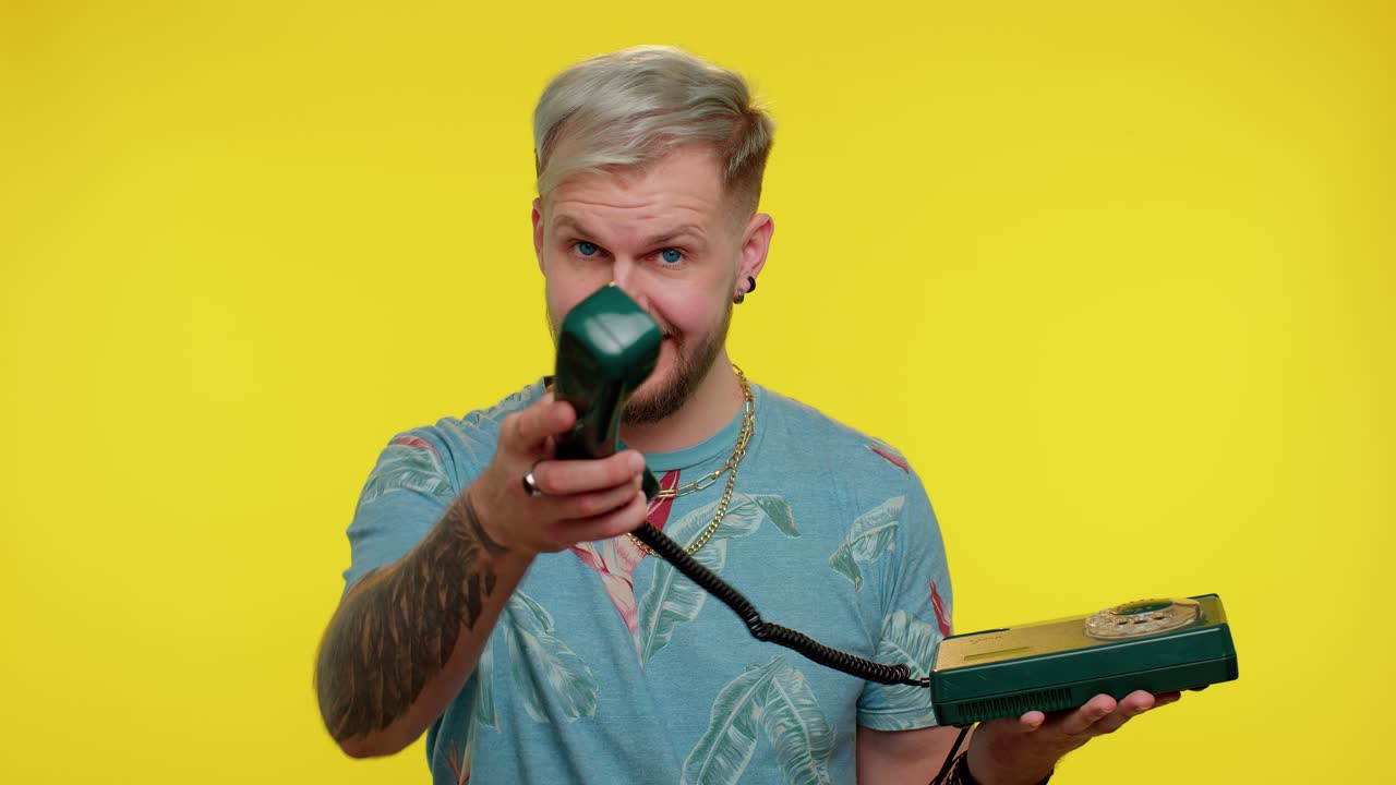 쾌활한 관광객, 남자 비서, 80년대의 유서 깊은 전화로 얘기하고, "이봐, 나한테 전화해."