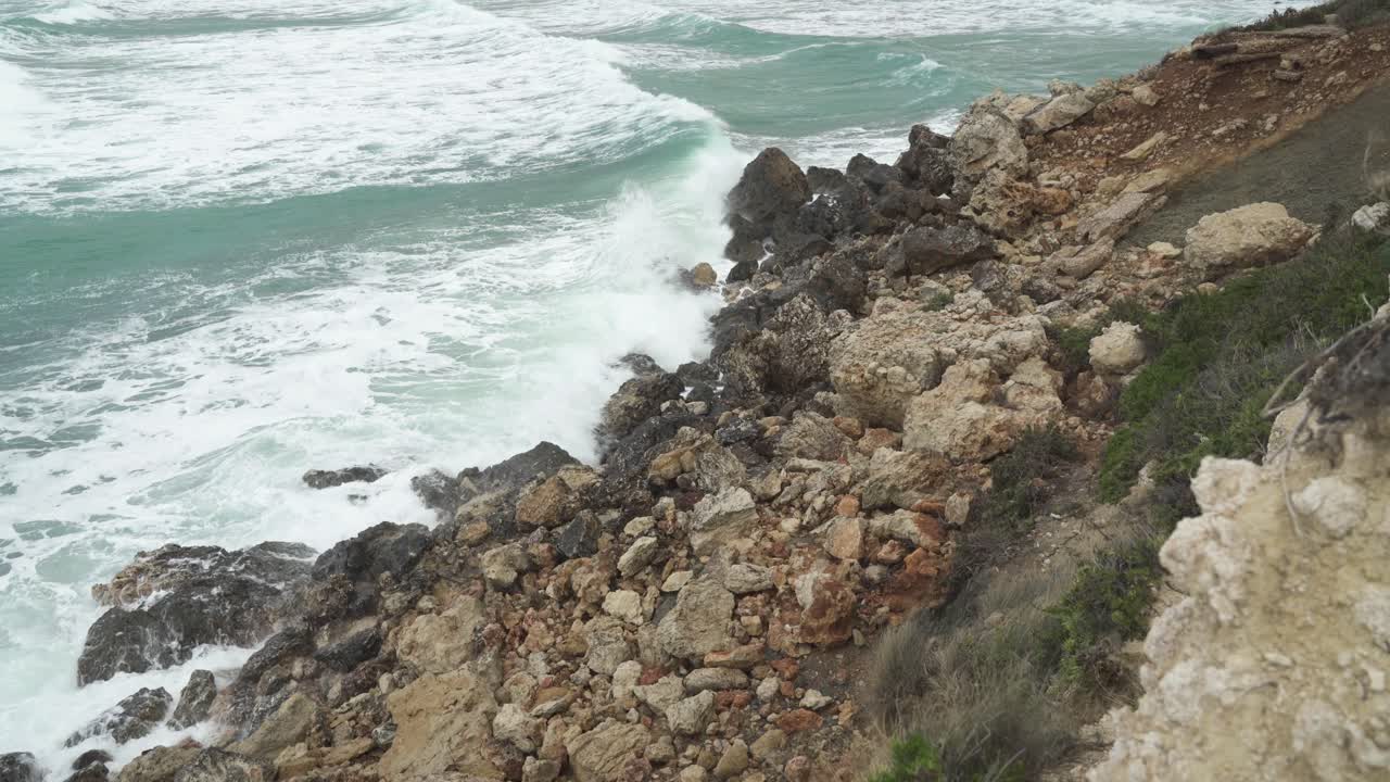 grandes olas del mar mediterráneo se estrellan en las calizas en la orilla de la bahía de la playa dorada en invierno