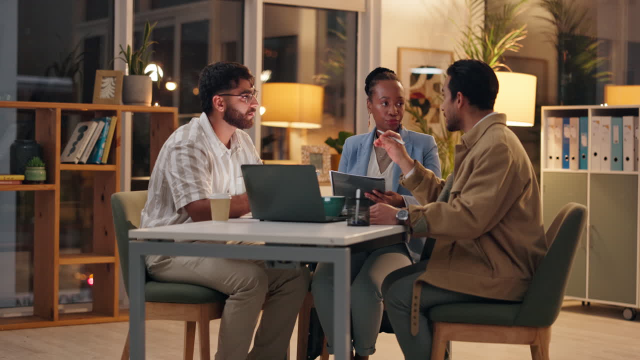 밤에 비즈니스 팀 회의