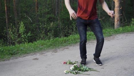 hombre traicionado arrojando rosas al suelo y saltando sobre él debido a la ira