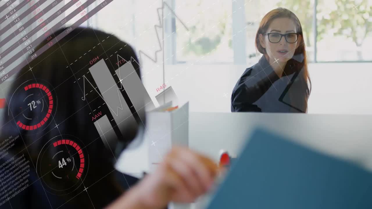 animación del procesamiento de datos financieros sobre diversas personas de negocios