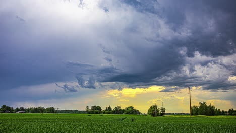 Las-Formaciones-De-Nubes-Sobre-Prados-Verdes-Predicen-Tormentas-Venideras.