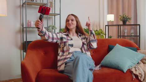 blogger influyente tomando una selfie en su teléfono inteligente, hacer un video virtual de redes sociales en línea en casa