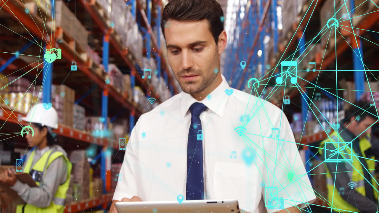 globo de iconos digitales contra el hombre usando tableta digital en el almacén