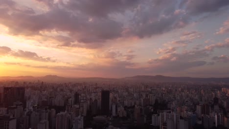 Puesta-De-Sol-Gran-Ciudad-São-Paulo-Drone-Hasta-Los-Edificios-Panorámica