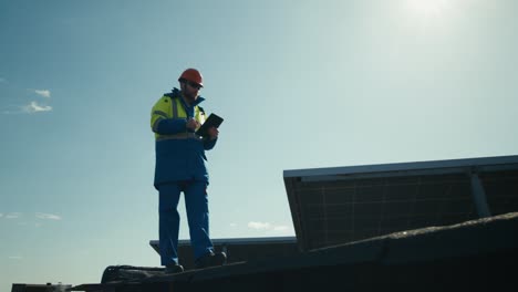 técnico de paneles solares inspeccionando paneles solares en el techo