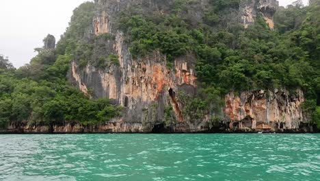 exuberantes acantilados y aguas turquesas cerca de krabi
