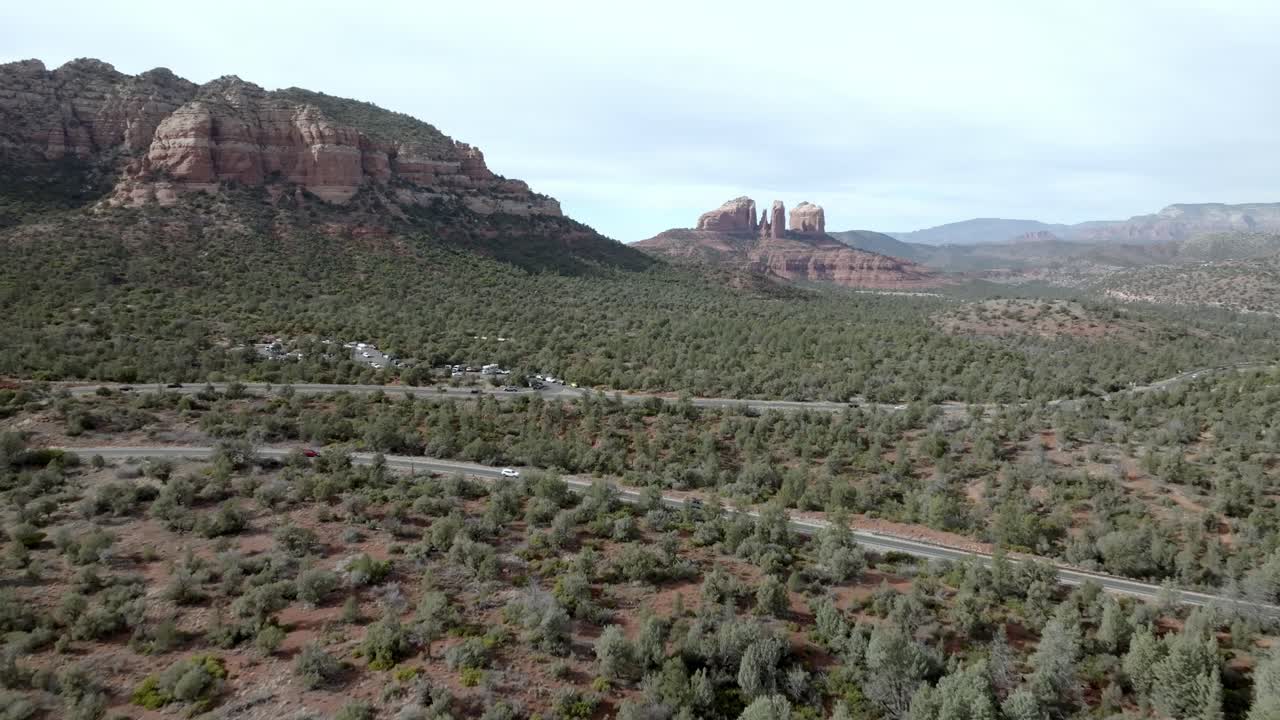 red rock mountains y buttes en sedona, arizona con video de avión no tripulado moviéndose en plano ancho