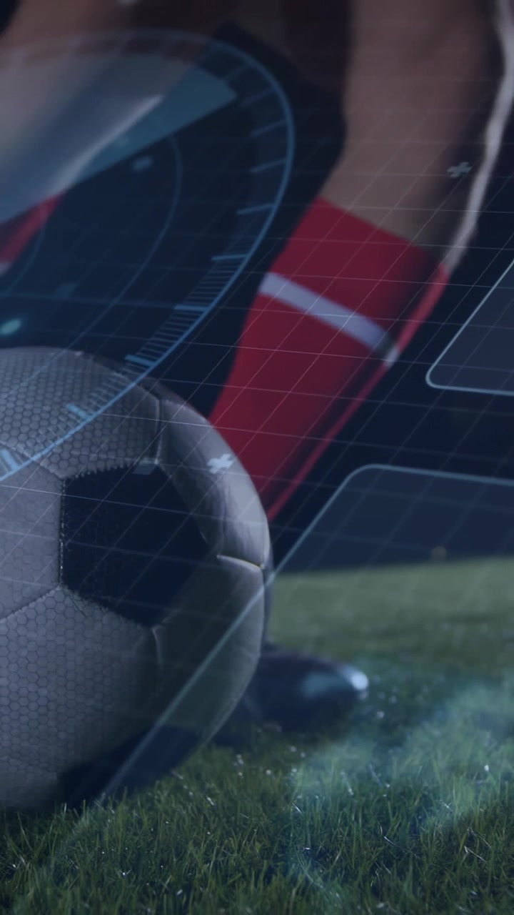 Video vertical: Jugador de fútbol masculino dando pasos hacia el balón, con un HUD de tecnología deportiva analizando el movimiento de patada.