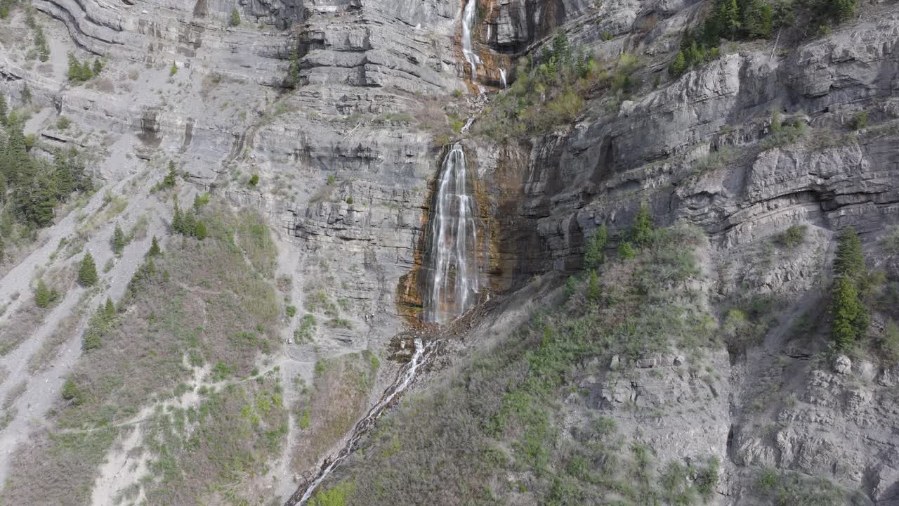empuje aéreo en y sobre el velo nupcial cae en american fork canyon, utah durante la primavera