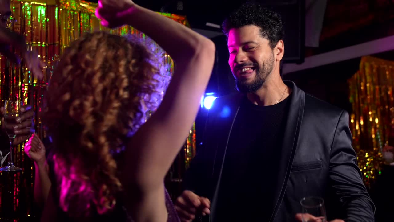 gente bailando en una fiesta