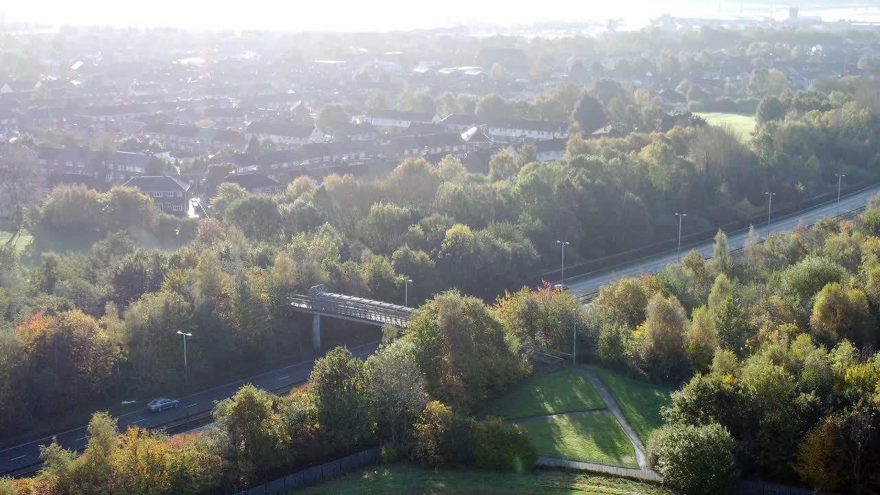 일출 때 삼림 지대 사이의 시골 이중 차도 시골길 위를 내려다보는 조감도