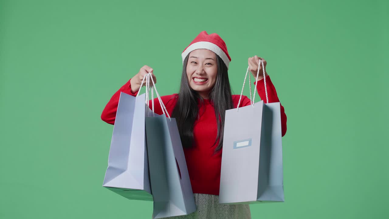 크리스마스 정신으로 쇼핑하는 여자