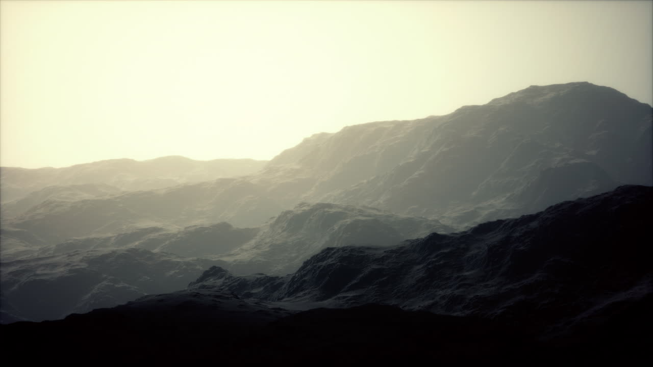 깊은 안개 속의 바위와 산들