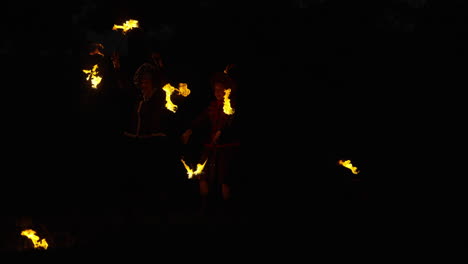 actuación de malabaristas de fuego por la noche