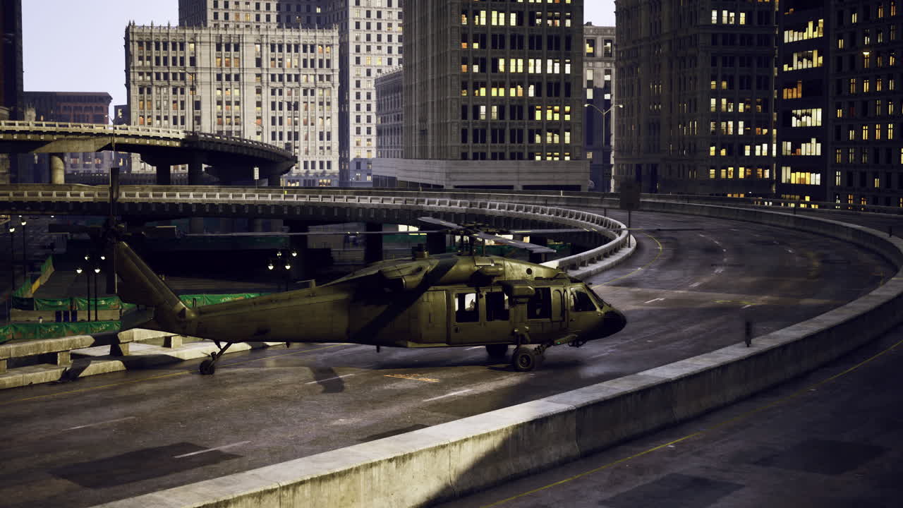 Militærhelikopter på urban motorvei under nattlig operasjon
