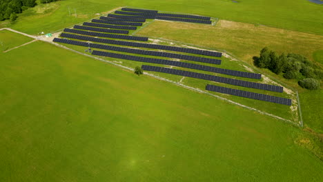 Luftaufnahme-Einer-Grünen-Wiese-Mit-Sonnenkollektoren-Für-Die-Erzeugung-Erneuerbarer-Strom-In-Polen,-Zielenica-Kopierraum