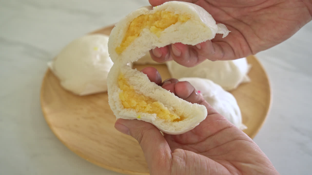 찐빵 채워진 커스터드 크림