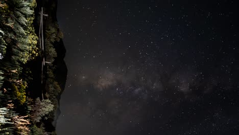 crepúsculo a la noche vía láctea lapso de tiempo en el desierto oeste de utah - panorámica vertical