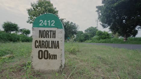 hito de carretera que muestra la distancia de carolina del norte