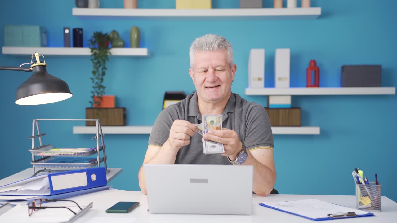 집에서 일하는 사무실 직원, 돈을 세는 남자, 재 ⁇ 고 재 ⁇ 습니다.