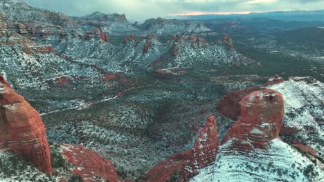 Vista-Aérea-Del-Paisaje-Nevado-En-Areniscas-De-Roca-Roja-En-Sedona,-Arizona.