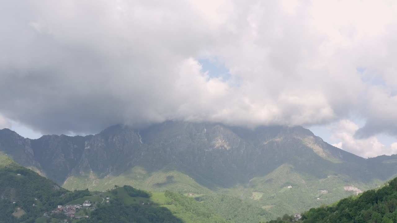 오로비 알프스와 구름이 있는 하늘의 멋진 조감도