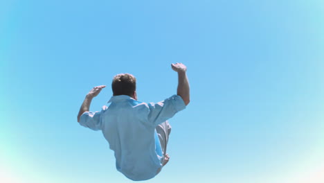 hombre haciendo un salto frontal en cámara lenta