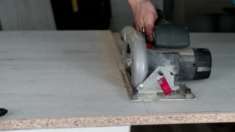 corte de laminado de melamina con hoja de sierra circular