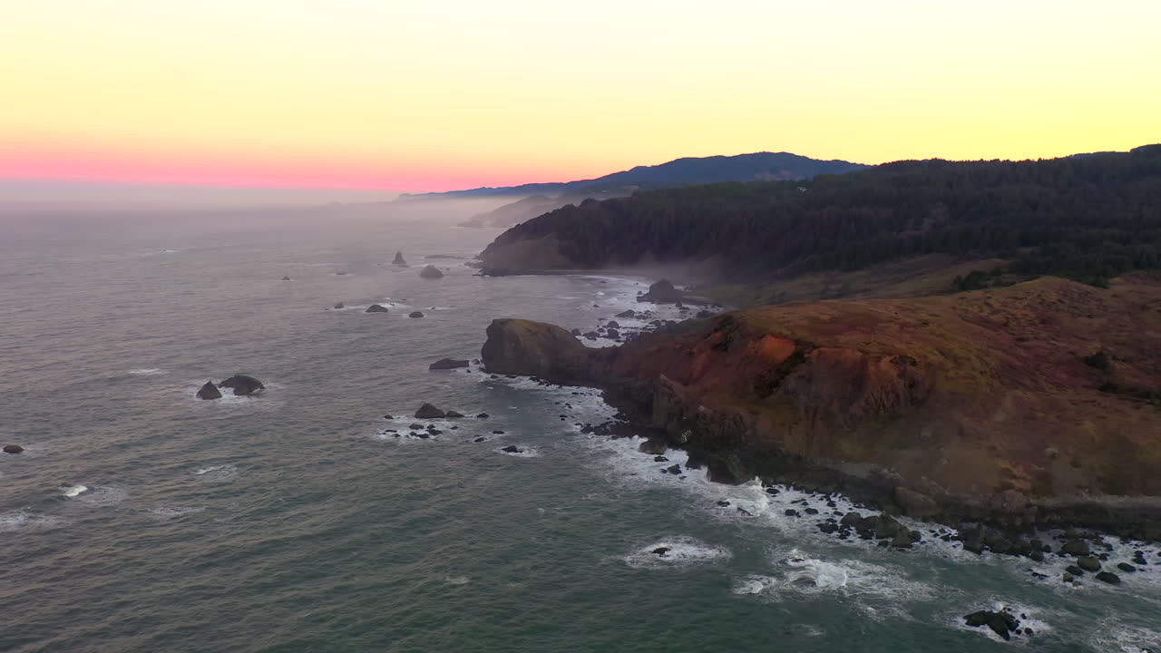 남부 오레곤 해안. 일출의 조감도