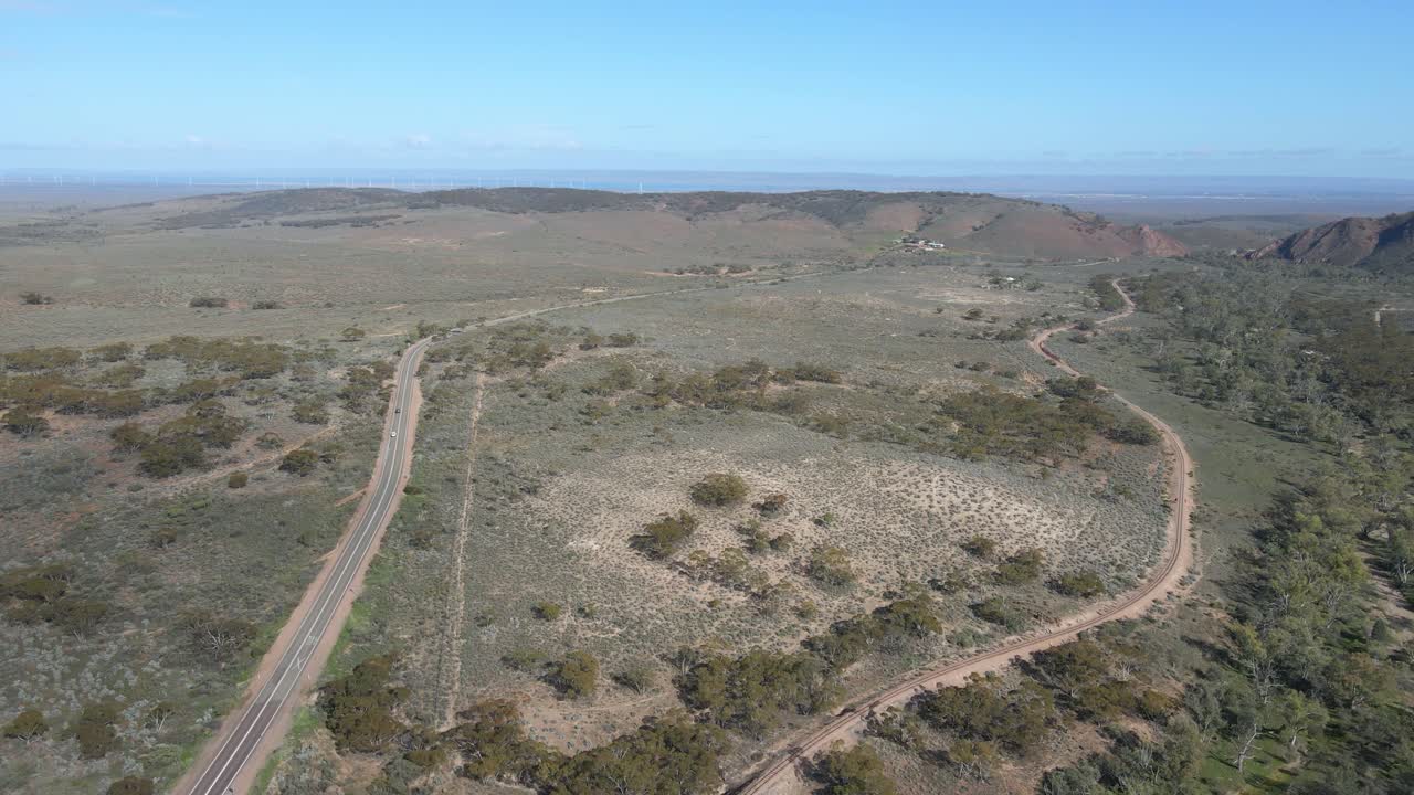 sobrevuelo aéreo horrocks pass carretera rural rodeada de vegetación, sur de australia