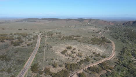 Luftüberführung-Horrocks-Passieren-Eine-Von-Vegetation-Umgebene-Landstraße,-Südaustralien