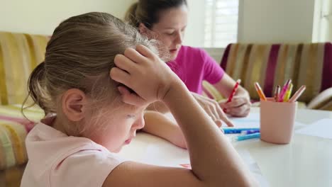 madre e hija haciendo la tarea juntos