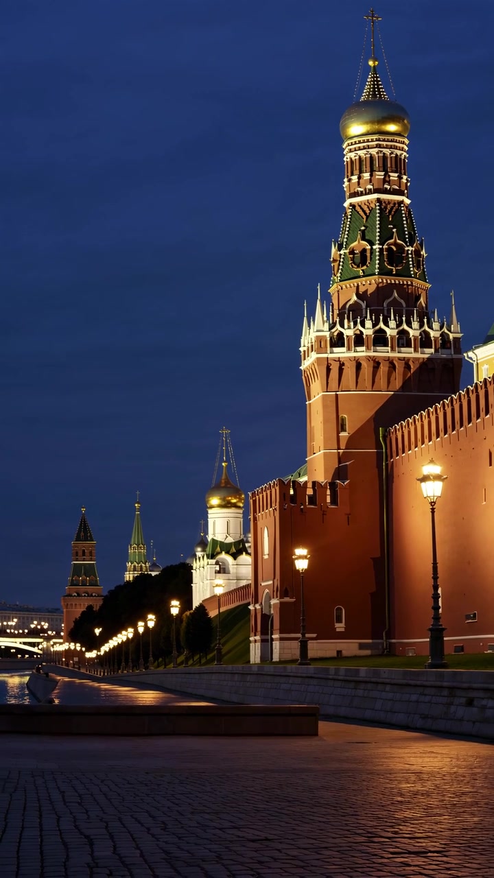 Kremlin de Moscou illuminé et quais de la Moskova la nuit