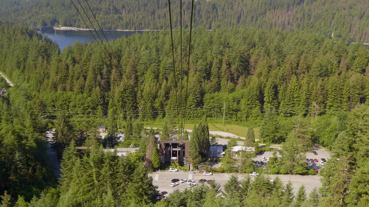 Udsigt over skovklædte Grouse Mountains fra en kørende svævebane i North Vancouver, BC Canada