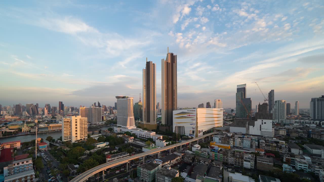 tiempo de vista aérea del icono siam, el centro de bangkok. distrito financiero y centros comerciales en la ciudad urbana inteligente de asia. rascacielos y edificios de gran altura. tailandia