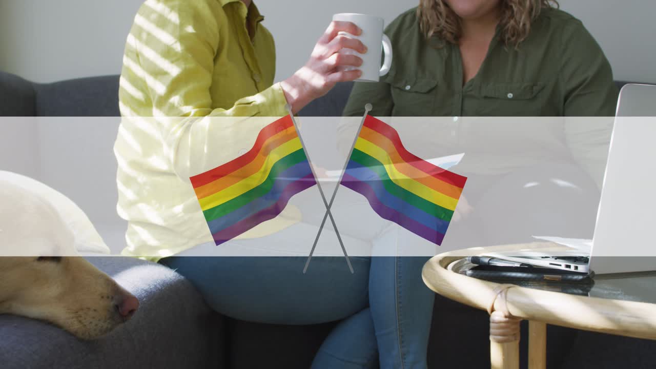 animación de banderas arco iris sobre la sección media de una pareja de lesbianas bebiendo café