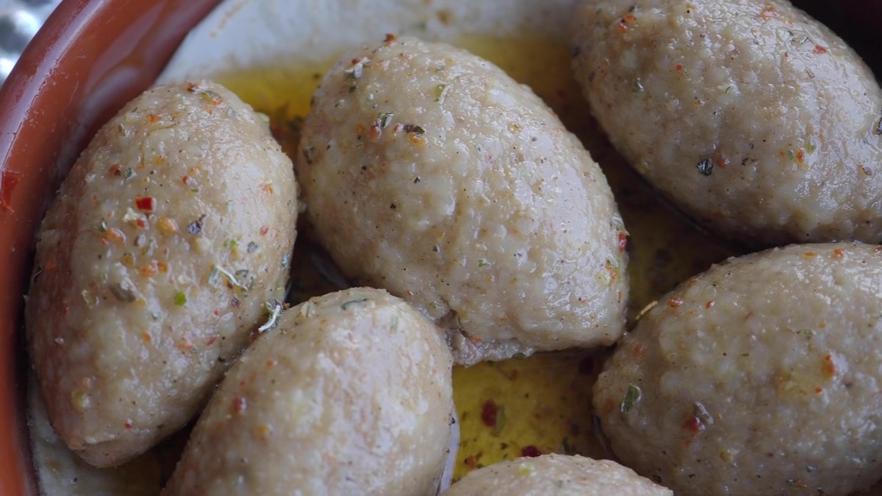 Primo piano di kibbeh tradizionale mediorientale in una ciotola di ceramica.