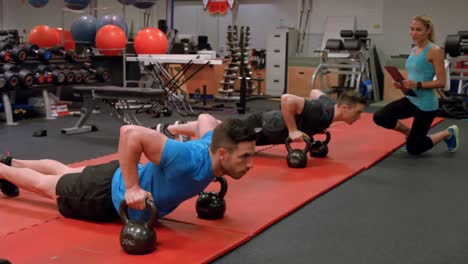 personas en forma haciendo flexiones en el gimnasio