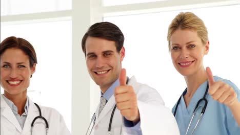 equipo médico dando pulgares hacia arriba a la cámara