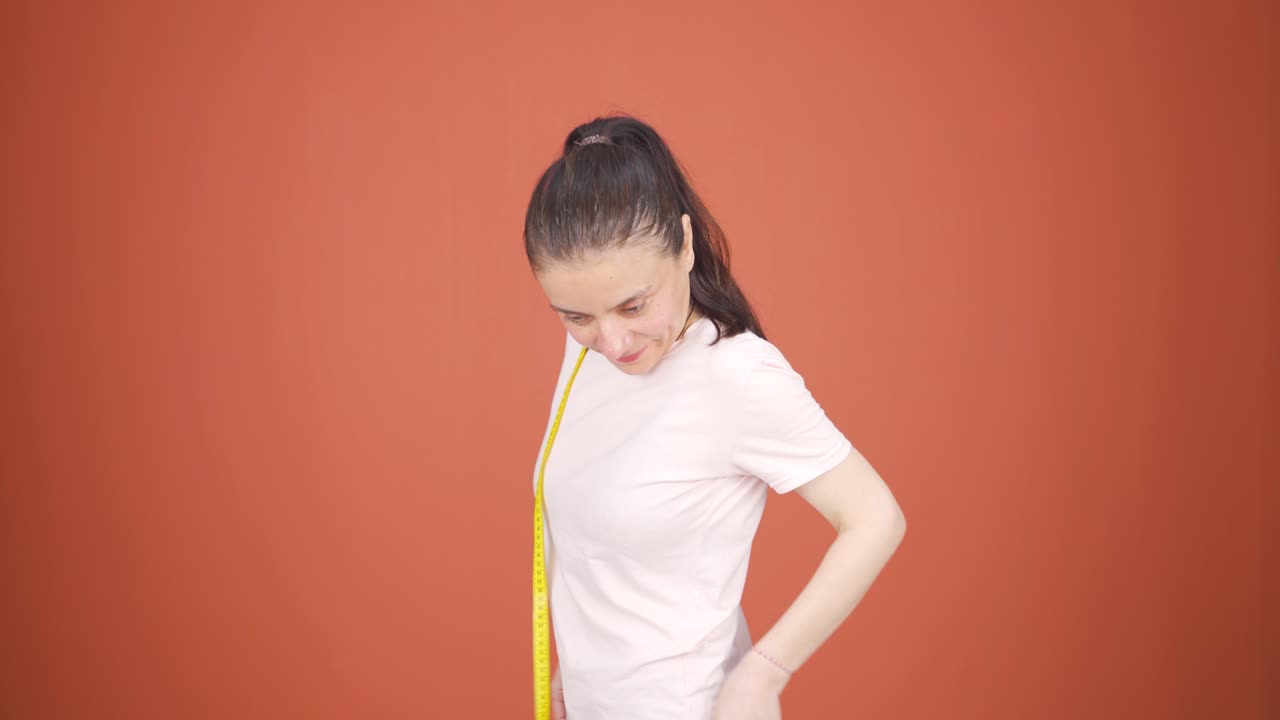 자신의 몸무게에 만족하는 여성.