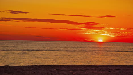 amanecer sobre el mar en calma