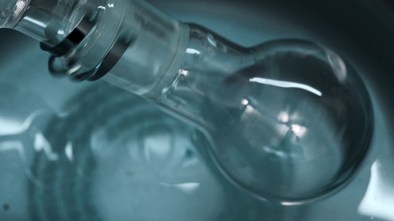 frasco de fondo redondo en un entorno de laboratorio