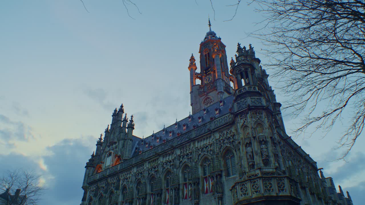 Edificio architettonico tradizionale europeo in stile olandese (cattedrale, cappella, castello) nei Paesi Bassi con design artistico autentico e percorso turistico.