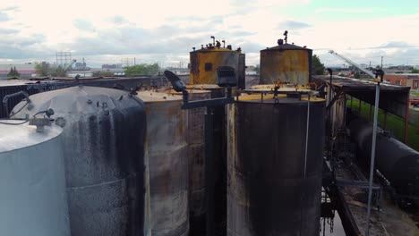 contenedores de almacenamiento de aceite dañados y escombros cubiertos de humo