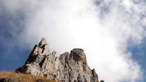 parapentes en los alpes italianos entre las nubes sobre las montañas