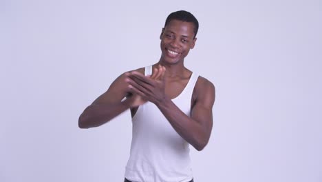 joven y guapo hombre africano