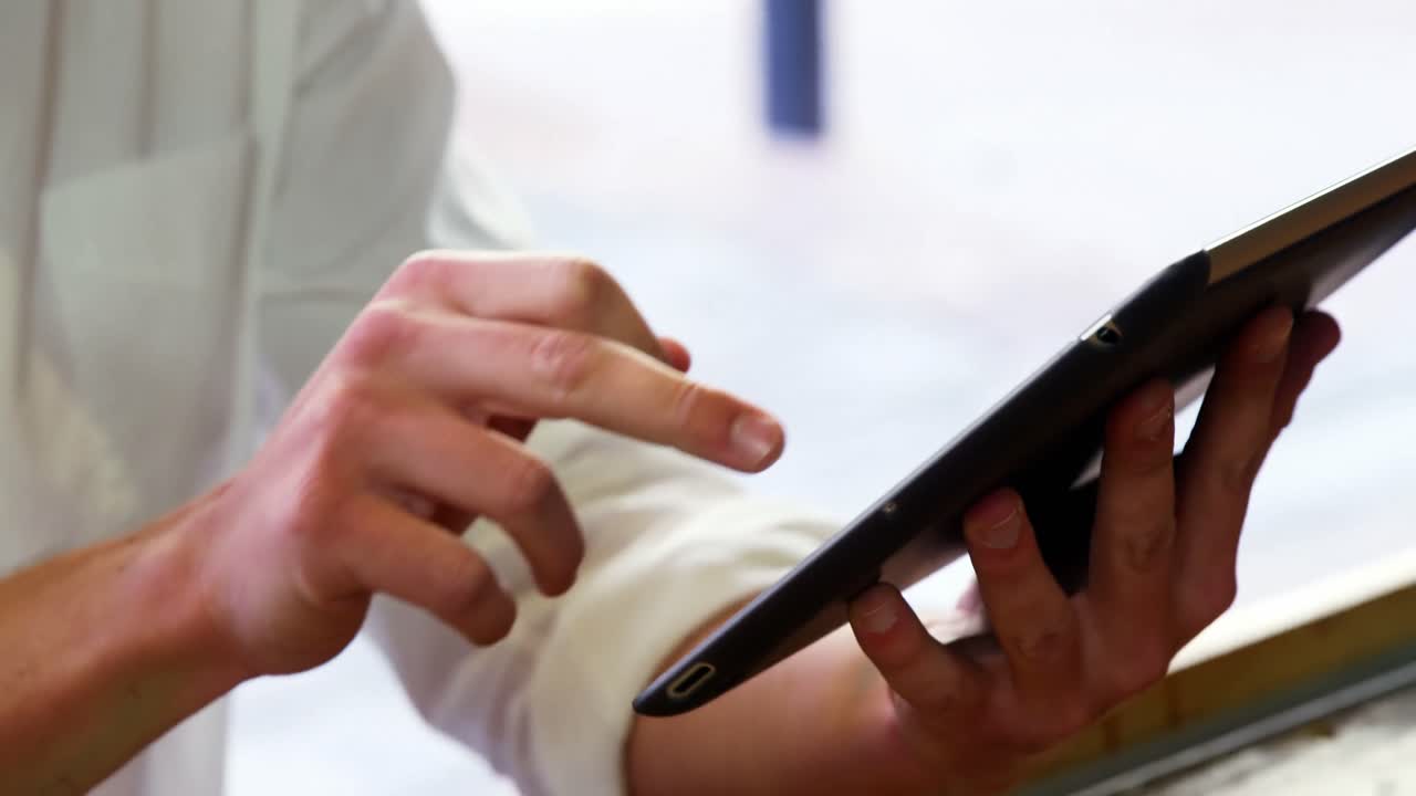 Male customer using digital tablet in caf&Atilde;&copy;