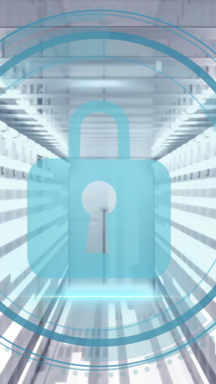 Animazione di icona di lucchetto e elaborazione dati digitali su server di computer